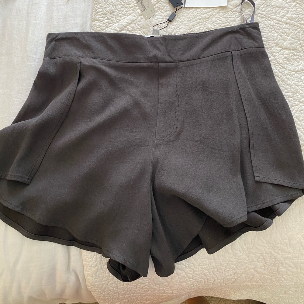 Addison casual shorts sz medium NWT Neiman Marcus